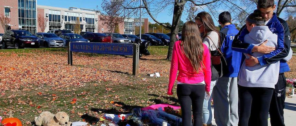 Trauernde Schüler stehen vor einer Schule in den USA.