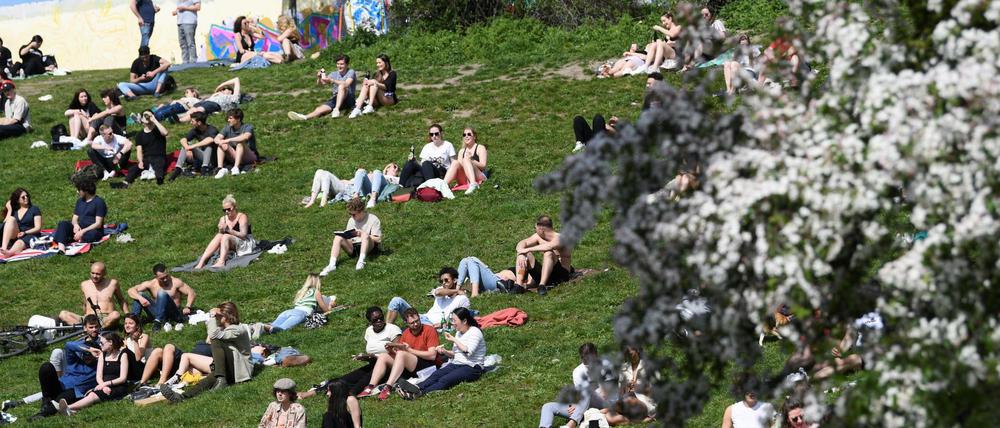 People enjoy the sunny weather, as the spread of the coronavirus disease (COVID-19) continues, at the Mauerpark, in Berlin, Germany, May 9, 2021. 