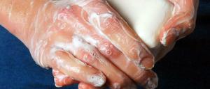 Wasser und Seife. Mehr braucht man für die Händehygiene nicht. Antibakterielle Wirkstoffe sind überflüssig - und können sogar schaden. 