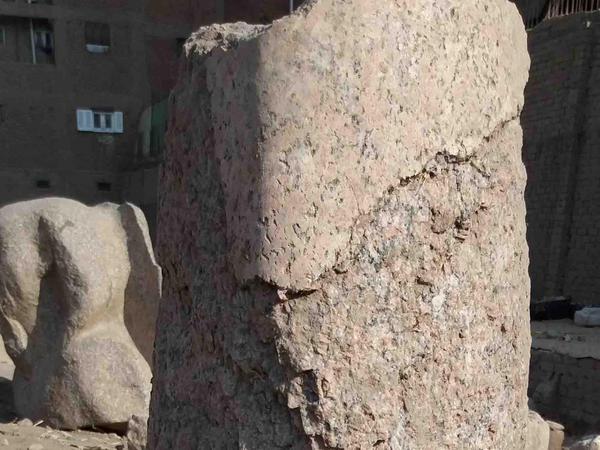 Der Unterschenkel der Statue Ramses II.