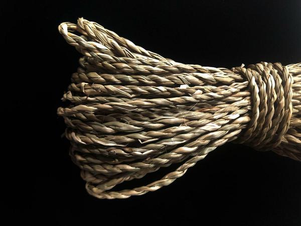 Einige Lagen eines Seils aus Naturfasern.