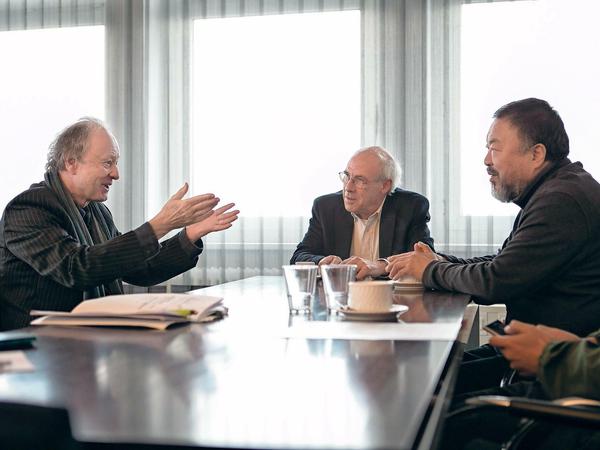Tagesspiegelautor Peter von Becker (links) im Gespräch mit Martin Rennert und Ai Weiwei.