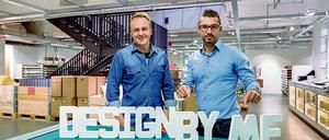 Thomas Brzezinski und Piotr Czemerys, zwei der drei Gründer von "DesignBy.Me", machen selbstgestaltete Produkte im Internet anschaulich.