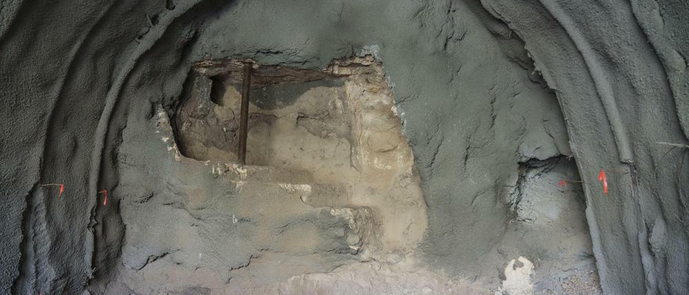 Am Ende einer mit Mörtel verputzen Tunnelröhre ist eine in Stein gehauener Treppe zu sehen, die in ein Ritualbad führte.
