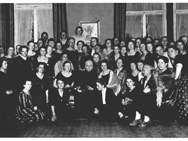 Auf einem historischen Foto von 1924 haben sich mehrere Dutzend Frauen zu einem Gruppenfoto aufgestellt.