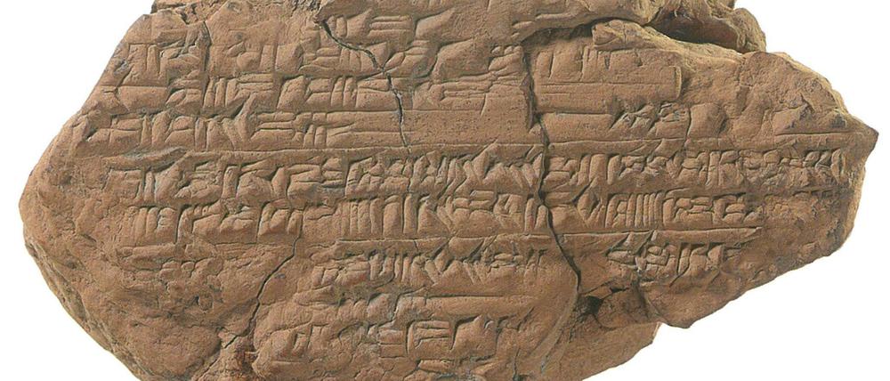 Fragment einer antiken Tontafel mit Schriftzeichen.