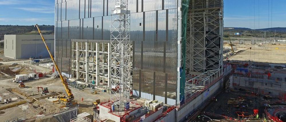 Es geht voran. Das aktuelle Bild von der Baustelle in Südfrankreich zeigt den Fortschritt beim Aufbau von Iter. Bis zum Start der Anlage werden aber noch einige Jahre vergehen. 