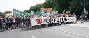 Wissenschaftler*innen und Studierende gemeinsam auf der Straße: Die TU Berlin nahm an der Teilnahme der großen Klimademo am 20. September Teil (Symbolbild)