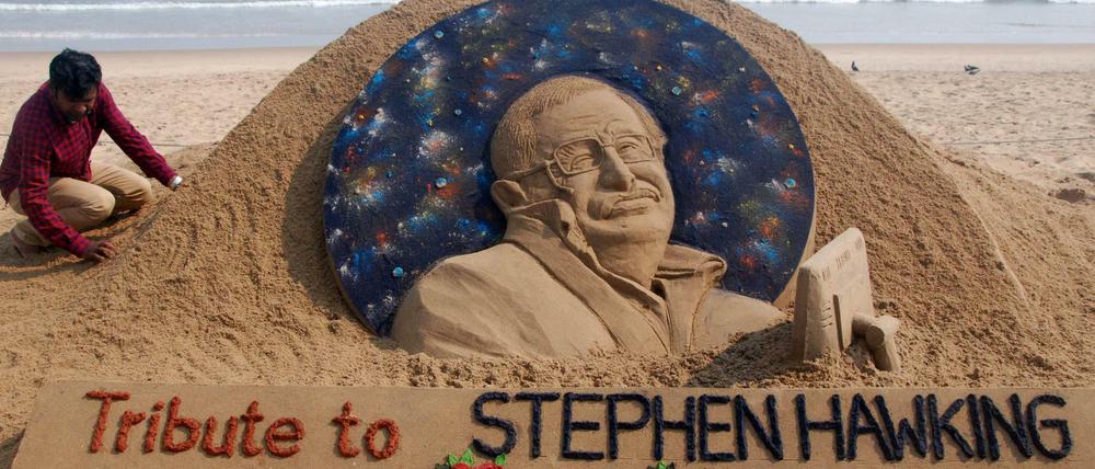 Gedenken an einen Jahrhundertwissenschaftler: Der Sandkünstler Sudarsan Patnaik erinnert an Stephen Hawking.