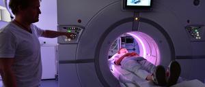 Fortschritt. Manchmal ist eine CT-Untersuchung - und damit eine Strahlenbelastung - unumgänglich. Doch neue Technik gibt Radiologen die Möglichkeit, die Dosis zu senken.