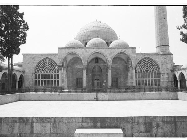 Die unbeschädigte Madrasa in einer Aufnamene aus den 1970er Jahren.
