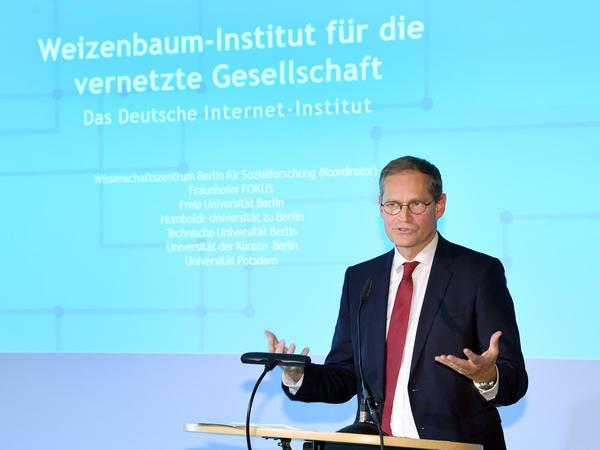 Berlins regierender Michael Müller spricht bei der Eröffnung des Deutschen Internet-Instituts.