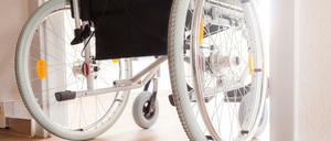 Den Rollstuhl einfach stehenlassen – das ist drei Querschnittpatienten in Studien schon gelungen.