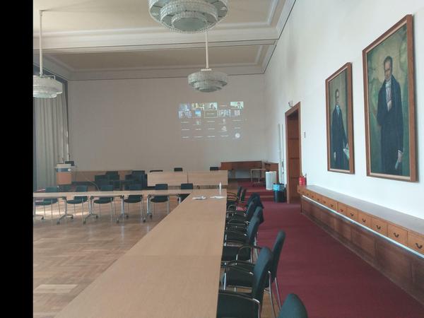 Im leeren Senatssaal der Humboldt-Uni wird eine Videokonferenz übertragen.