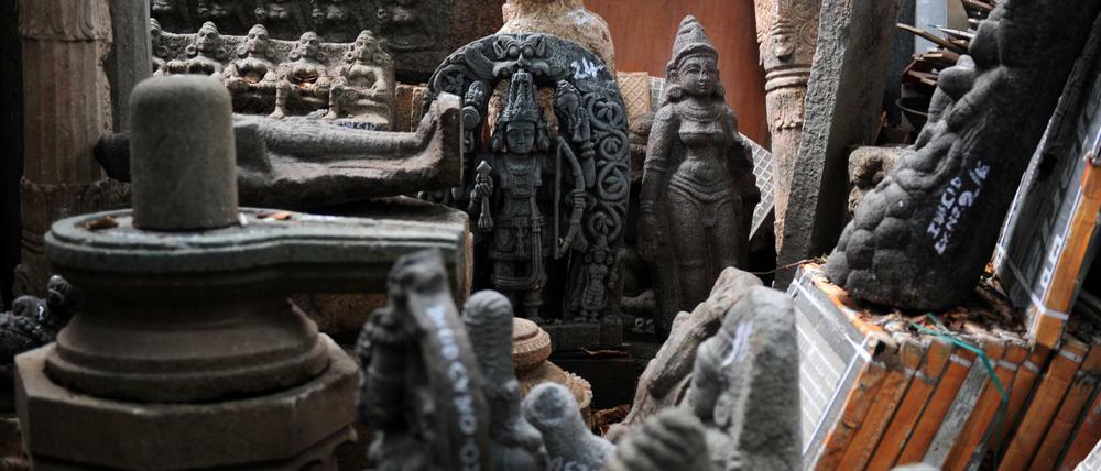 Antike Artefakte, die bei einem illegalen Händler im indischen Chennnai sichergestellt wurden.