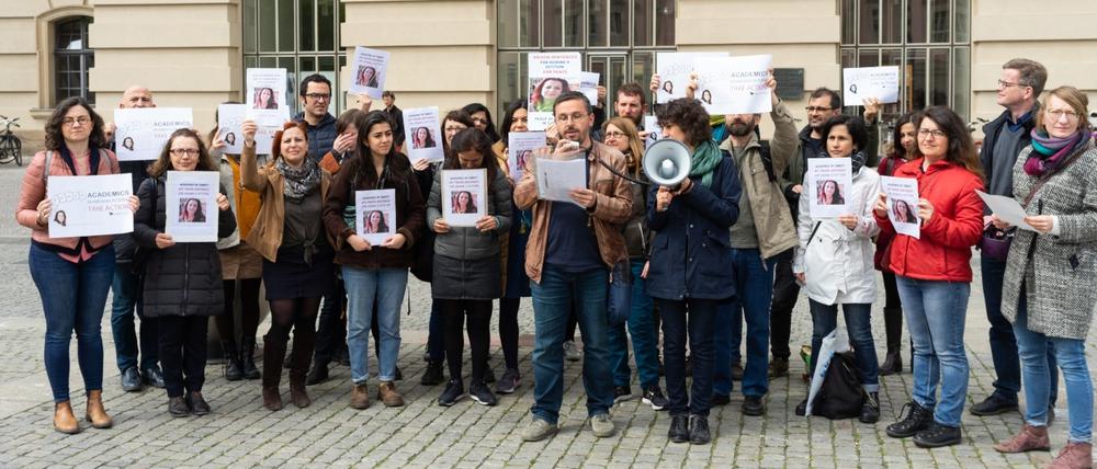 Protest gegen die Inhaftierung Füsun Üstels vor der Humboldt-Universität.
