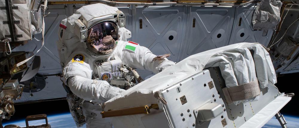 Bei seinem jüngsten Außeneinsatz reparierte ISS-Kommandant Luca Parmittano unter anderem das Alpha-Magnet-Spektrometer für die Suche nach Antimaterie im Kosmos.