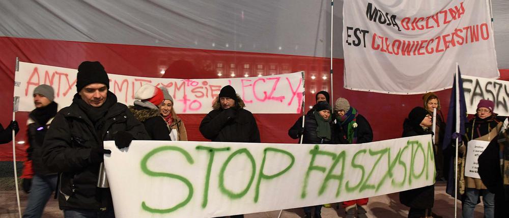 Vor dem Präsidentenpalast in Warschau wird gegen das Holocaust-Gesetz protestiert.