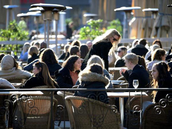 Restaurants und Cafes wie hier in Stockholm sind noch geöffnet.