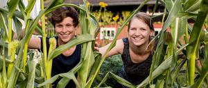 Machen mit bei SUSTAIN IT! Die Studentinnen Anne Schindhelm (rechts), die das Projekt "Uni Gardening" mitinitiiert hat, und Janine Beyert.