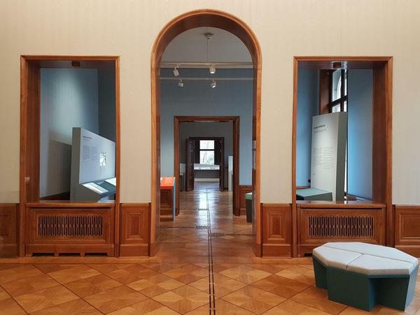 Mehrere hintereinanderliegende, neu gestaltete Ausstellungsräume im Haus der Wannsee-Konferenz.
