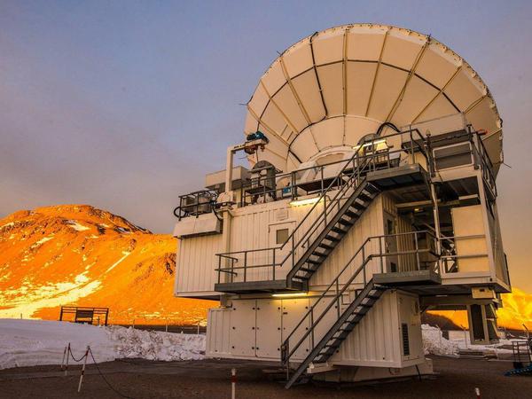 Acht Radioteleskope mussten zusammenarbeiten, um die Bilder und Beobachtungen von Centaurus A möglich zu machen. Das "Atacama Pathfinder Experiment" (APEX) in Chile ist eines davon. 