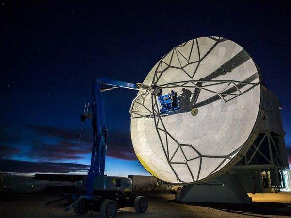 Das 12m-APEX-Teleskop auf dem Chajnantor-Plateau in Chile ist eines der acht an den Beobachtungen von 3C 279 beteiligten Radioteleskope.