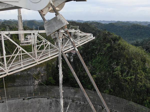 Die Kabel des Arecibo Observatoriums sind korrodiert, die Struktur droht einzustürzen. 