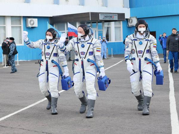 Die Kosmonauten direkt vor dem Start in Richtung ISS am 18. März. 