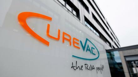 Das Logo des Pharma-Unternehmens Curevac am Hauptsitz in Tübingen.