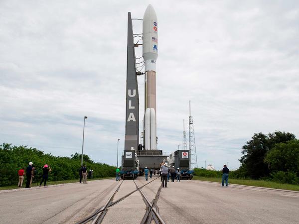 Eine Atlas V Rakete, hier auf dem Weg zur Startrampe, wird Perseverance auf Kurs zum Mars bringen. 