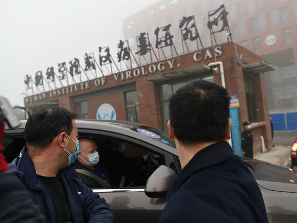 Mitglieder des WHO-Expertemteams kommen im Wuhan Institut für Virologie an (Archivbild). 
