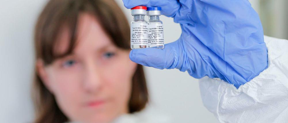Eine Mitarbeiterin des russischen Gamaleja-Instituts präsentiert den jetzt zugelassenen Impfstoff gegen Sars-CoV-2.