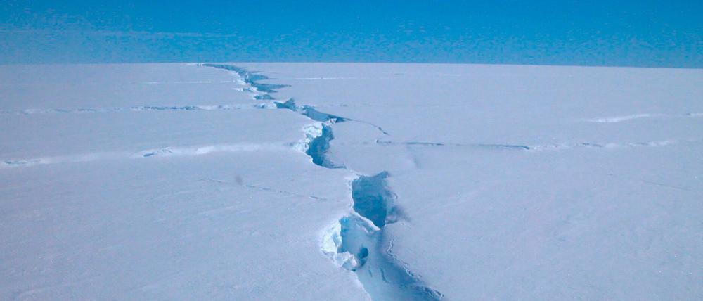 Die Eismassen in der Antarktis schrumpfen viel schneller als von Forschenden angenommen.