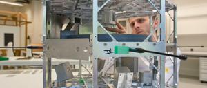 Missionsvorbereitung. Merlin Barschke arbeitet an einem Satelliten namens Technosat. Damit sollen neue Entwicklungen, zum Beispiel zur Lageregelung, getestet werden. Start soll 2015 sein. 