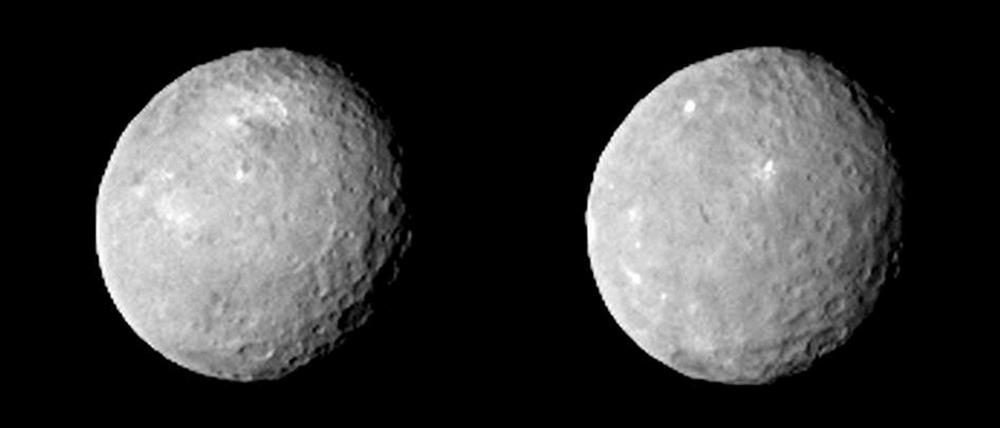 Helle Flecken. Die Aufnahme zeigt die Oberfläche von Ceres, aufgenommen im Februar. Auffallend sind die hellen Flecken. Dabei könnte es sich um frei gelegtes Eis handeln oder um die Schlote von "Eisvulkanen", vermuten Forscher. Wenn "Dawn" Ceres näher kommt, wird sich das Rätsel aufklären. 
