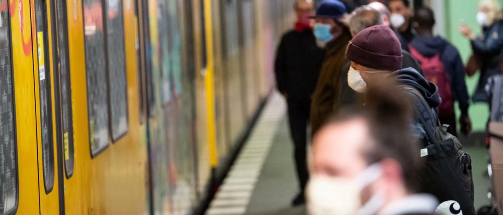 Öffentliche Verkehrsmittel könnten trotz obligatorischem Mund-Nasen-Schutz Infektionsorte sein. . In Berlin-Mitte beginnt nun eine Studie, die Aufschluss geben soll, wie viele Menschen im Bezirk sich vielleicht unbemerkt angesteckt haben.