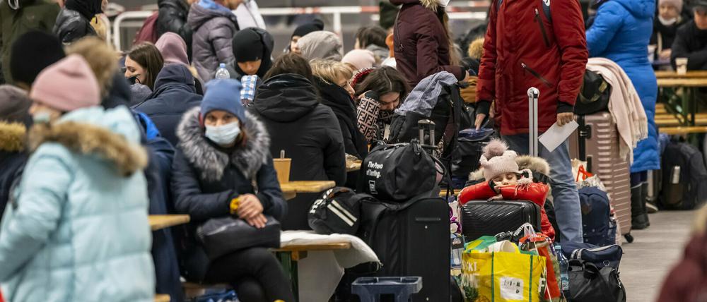 Menschen warten in der Anlaufstelle für Flüchtlinge aus der Ukraine auf dem Berliner Hauptbahnhof. 