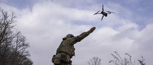 Noch feuern Drohnen in Kriegen, hier im ukrainischen Vuhledar, erst auf menschlichen Befehl hin. Doch der Druck, die KI entscheiden zu lassen, wächst. 