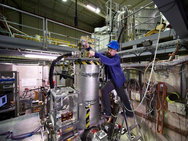 Experimentalphysiker Stefan Ulmer leitet das Projekt „BASE“, das Baryon-Antibaryon-Symmetrie-Experiment, am CERN bei Genf.