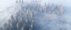 Hochhäuser ragen aus dem Smog der Stadt Nantong in der ostchinesischen Provinz Jiangsu heraus.