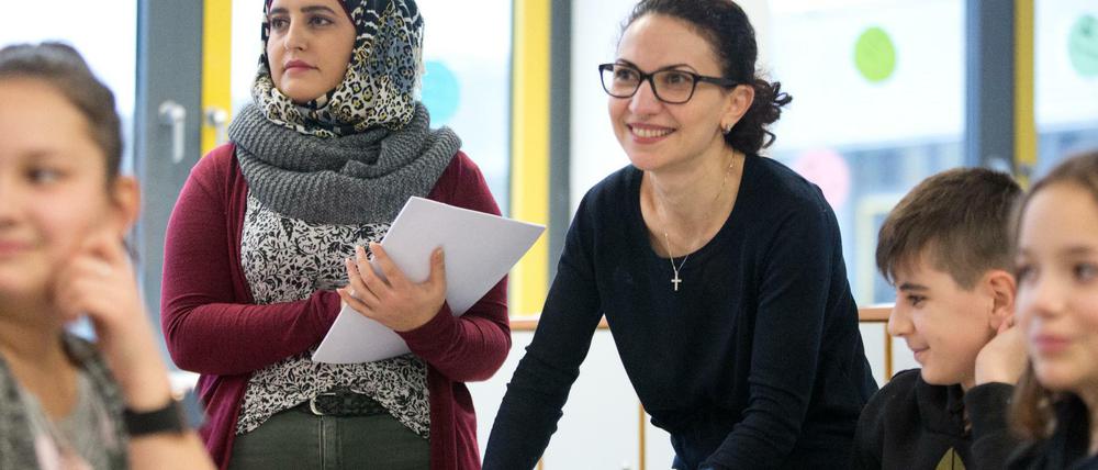 An der Universität Bielefeld werden Geflüchtete mit guten Deutschkenntnissen im Programm "Lehrkräfte plus" ausgebildet.