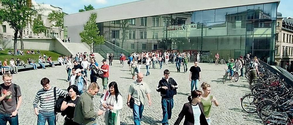 Die Universität Halle-Wittenberg setzt dem Studierendenrückgang mit dem Modul "International Engagiert Studiert" entgegen.