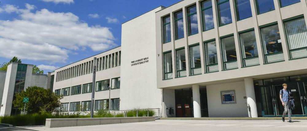 Die frisch sanierte Universitätsbibliothek der Freien Universität Berlin mit weißen Fassaden.