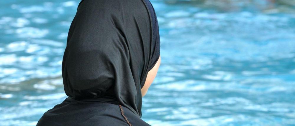 Schwimmunterricht. Was tun, wenn ein muslimisches Mädchen sich aus religiösen Gründen weigert, teilzunehmen?