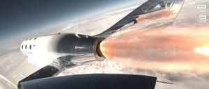 Das Weltraumtourismus-Unternehmen Virgin Galactic hat erfolgreich seinen ersten Flug ins All mit zahlenden Passagieren absolviert.