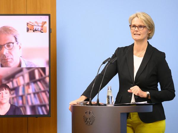 Bundesforschungsministerin Anja Karliczek stellt das FGZ in Berlin vor. Zugeschaltet waren die Vorstandsmitglieder Nicole Deitelhoff, Olaf Groh-Samberg und Matthias Middell.