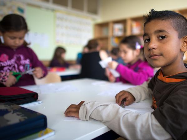 Vor allem geflüchtete Kinder, deren Eltern kaum Deutsch sprechen, müssen in der Krise häufig Übersetzungs- und Koordinationsleistungen für die ganze Familie durchführen, sagt El-Mafaalani.