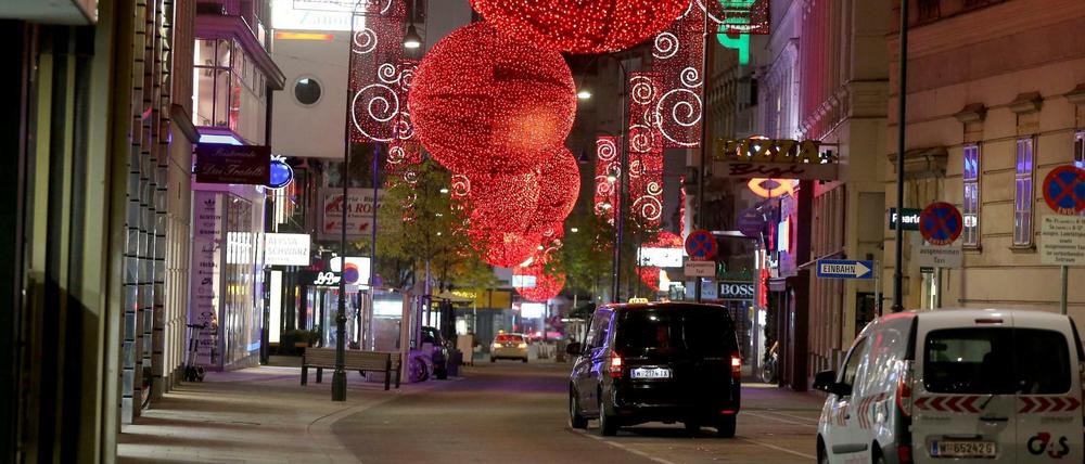 Einsam wacht die Weihnachtsbeleuchtung: Die traditionellen Weihnachtslichter leuchten über den geschlossenen Geschäften in der Innenstadt Wiens. Österreich hat die Bewegungsfreiheit für Menschen eingeschränkt, um die Ausbreitung des neuartigen Coronavirus zu verlangsamen.