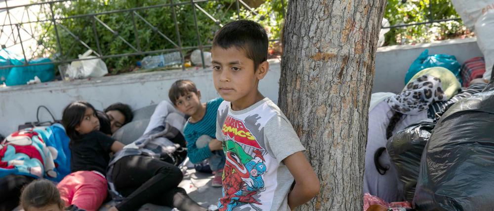 Afghanische Flüchtlinge liegen mit ihren Familien nach ihrer Ankunft in Athen auf einem zentralen Platz. Sie waren zuvor im Lager Moria.